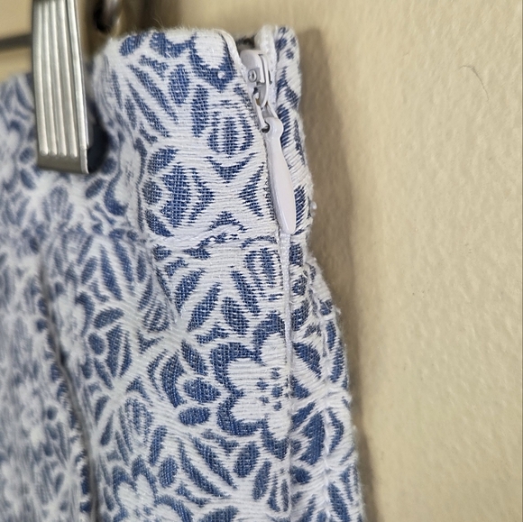 Abercrombie & Fitch | Blue & White Tapestry Floral Side Zip Micro Shorts Size 6 - Picture 3 of 5